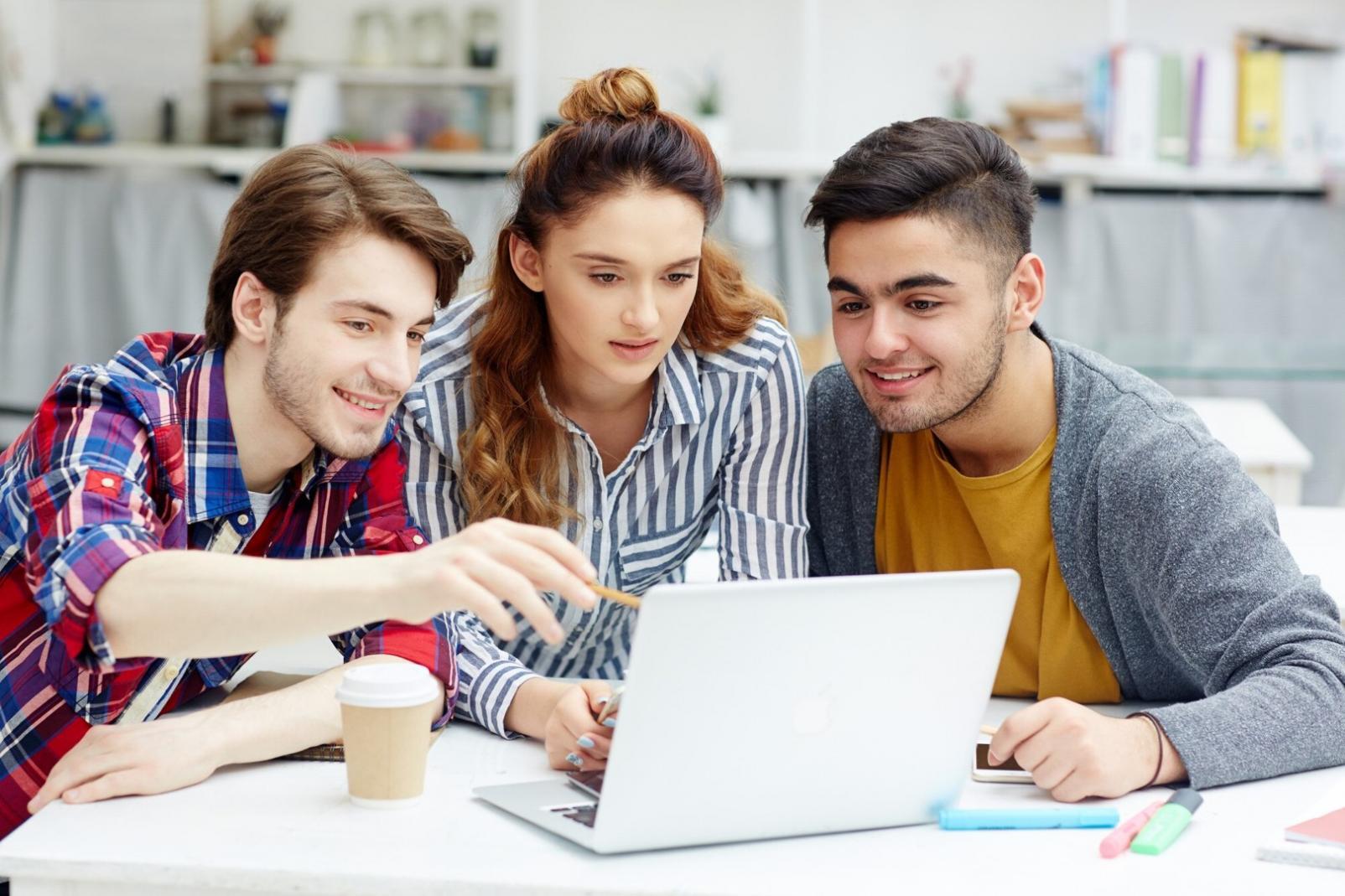 Estudiante trabajando en análisis financiero